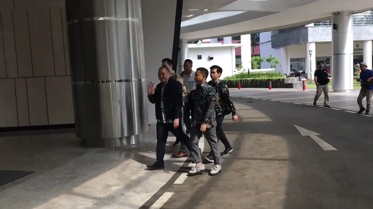 Direktur Utama (Dirut) PT Sri Rejeki Isman alias Sritex, Iwan Kurniawan Lukminto kembali menjalani pemeriksaan oleh penyidik Kejaksaan Agung (Kejagung).