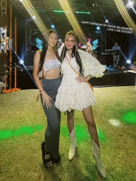 Anya Geraldine turut hadir mengenakan bra top putih yang dipadukan high waisted pants abu-abu. Penampilannya disempurnakan dengan shoulder bag dan sandal slip on. [Instagram/anyageraldine]