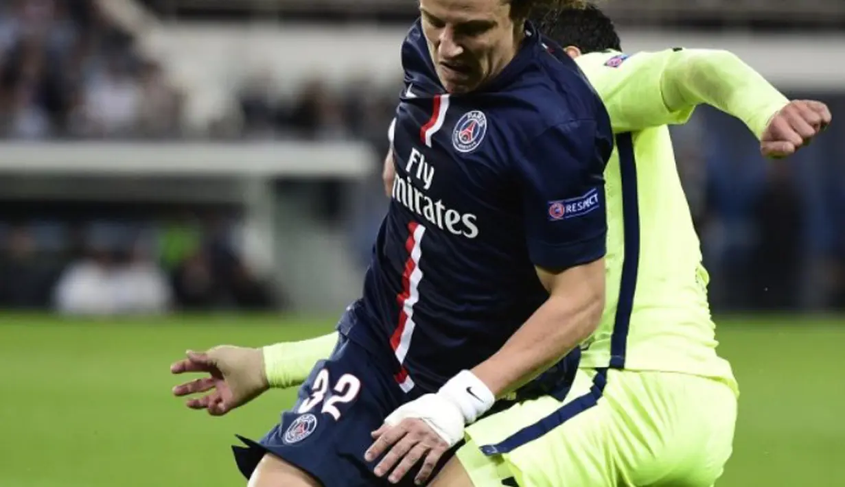 Luiz Suarez mengecoh lawannya dengan memasukkan bola di antara ruang kedua kaki Luiz ( FRANCK FIFE / AFP)