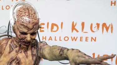 Model Heidi Klum berpose saat menghadiri pesta Halloween di Cathedrale, New York (31/11/2019). Supermodel asal Jerman ini tampil menyeramkan bak monster. (AP Photo/Charles Sykes)