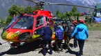 Petugas memasukkan jasad pendaki gunung tertua di dunia asal Nepal, Min Bahadur Sherchan, yang tewas di puncak Pegunungan Everest ke dalam helikopter, Minggu (7/5). Kakek 85 tahun itu ditemukan meninggal di basecamp-nya pada Sabtu. (PRAKASH MATHEMA/AFP)