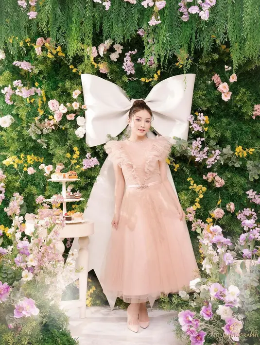 Tampil bak ibu peri, Sarwendah terlihat cantik kenakan gaun tulle nude dengan detail ruffle di bagian dada [@sarwendah29]
