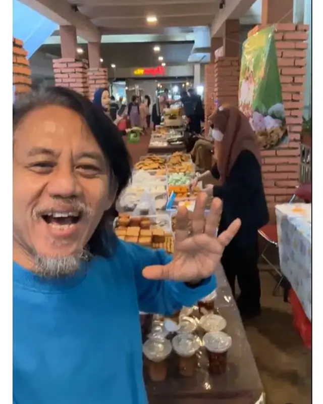 Biar jadi istri artis, Karina Ranau tak malu jualan takjil, omzetnya per hari puluhan juta rupiah