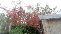Rumah warga di Desa Riit, Kecamatan Nita, Kabupaten Sikka, NTT hancur berantakan ditimpa tower radio milik polri (Liputan6.com/Ola Keda)