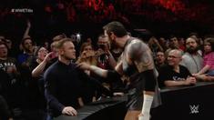 Wayne Rooney, kapten Manchester United tampil di acara gulat World Wrestling Entertainment (WWE) RAW Show dan menampar Wade Barret hingga terjatuh.