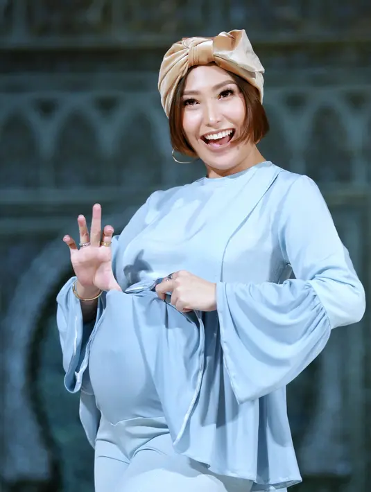 Saking senangnya memeragakan koleksi terbarunya, perempuan yang kini hamil kedua itu seakan lupa kalau dirinya sedang berbadan dua. Bahkan, ia mengakui keseruan saat melebarkan ke bisnis fashion. (Adrian Putra/Bintang.com)