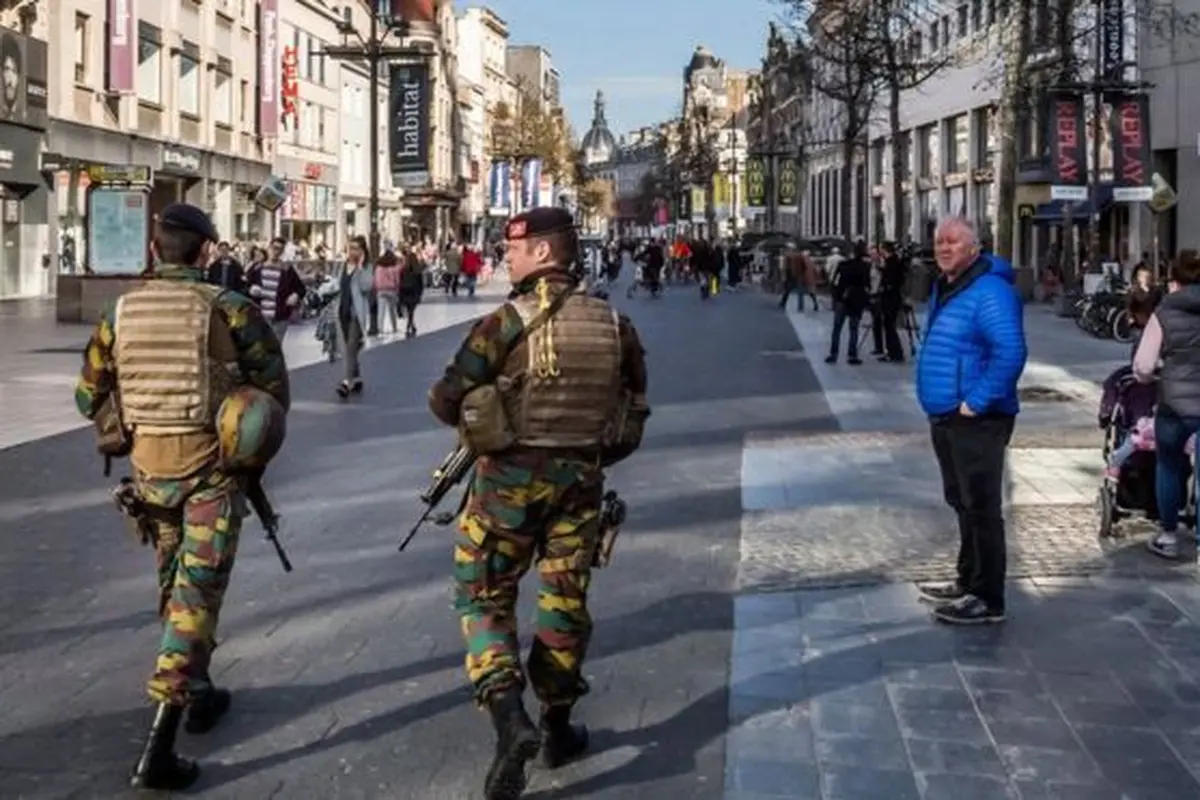 Polisi Belgia berjaga usai seorang pria melajukan kendaraan dengan kecepatan tinggi di tengah kerumunan warga, sehari setelah teror London. (AP)