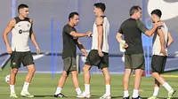 Barcelona bakal segera memulai musim di La Liga. Xavi Hernandez selaku pelatih kepala Barcelona tampak berbicara dengan Robert Lewandowski di sesi latihan (AFP)
