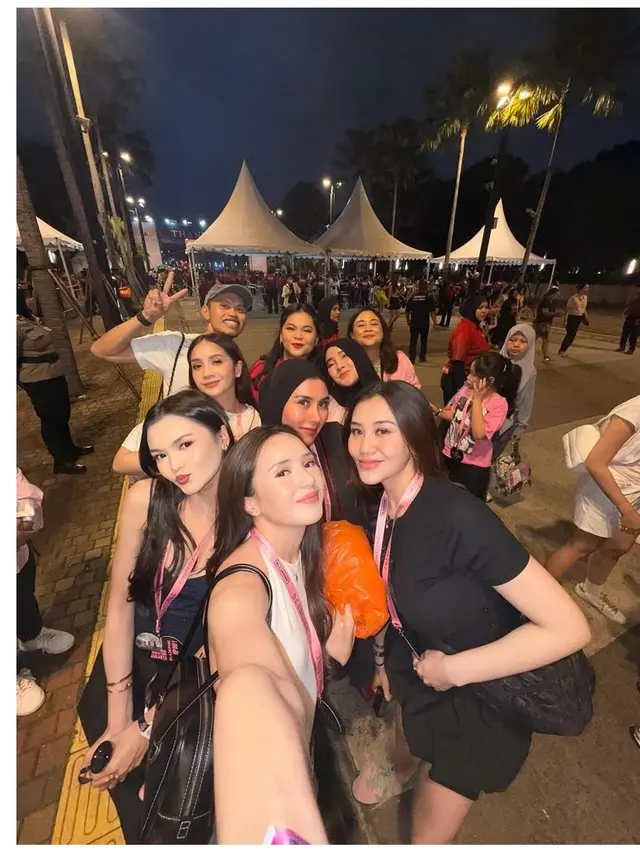 9 Potret Gaya Artis Nonton Konser BLACKPINK 'DEADLINE' di Jakarta, Diguyur Hujan