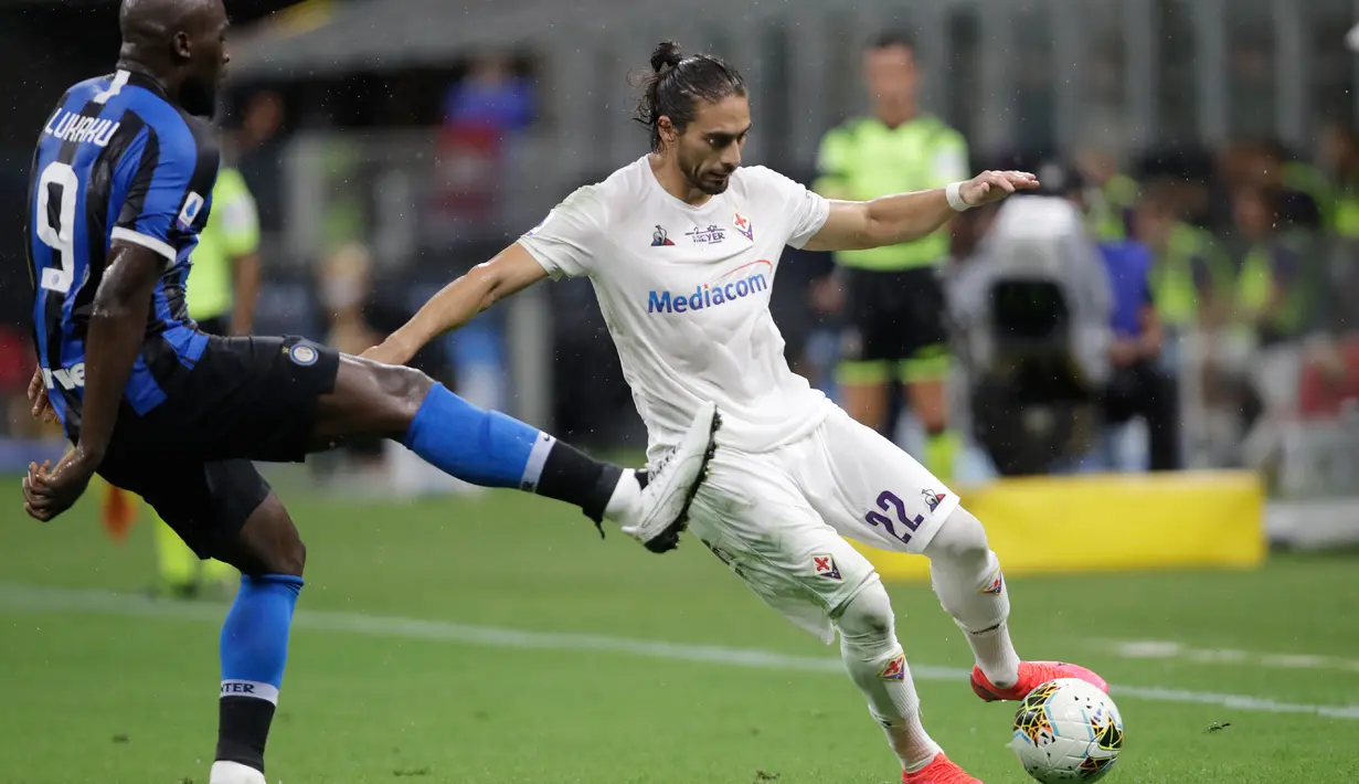 Bek Fiorentina, Martin Caceres berusaha melewati penyerang Inter Milan, Romelu Lukaku pada pertandingan lanjutan Liga Serie A Italia di di stadion San Siro di Milan, Italia, Rabu, (22/7/2020). Inter Milan bermain imbang 0-0 atas Fiorentina. (AP Photo/Luca Bruno)