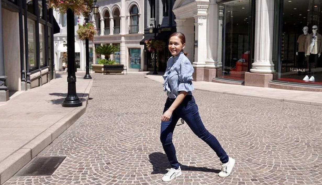 <p>Di Jalan Rodeo, Maia nampak kasual mengenakan kemeja panjang warna baby blue, dipadukan celana denim dan sepatu sneakersnya. @maiaestiantyreal</p>
