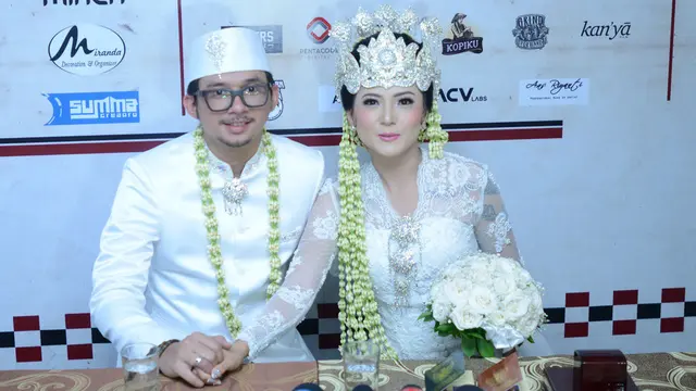 [Bintang] Biasa Tampil Tomboi, Poppy Sovia Terlihat Anggun Saat Menikah