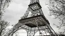 Karya tersebut dirakit di wilayah Vendée di Prancis barat dan dibawa ke ibu kota. (Photo by STEPHANE DE SAKUTIN / AFP)