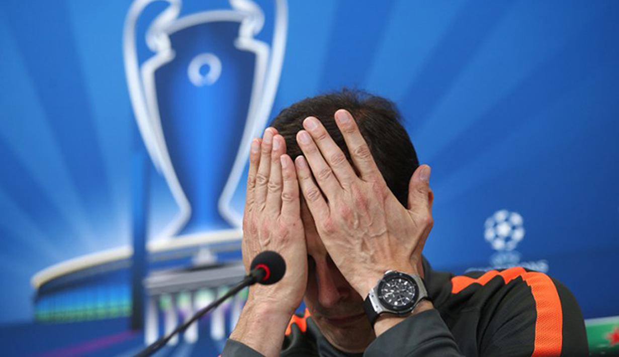 Ekspresi Massimilliano Allegri pelatih Juventus saat jumpa pers jelang laga final melawan Barcelona. (AFP/Marco Bertorello)