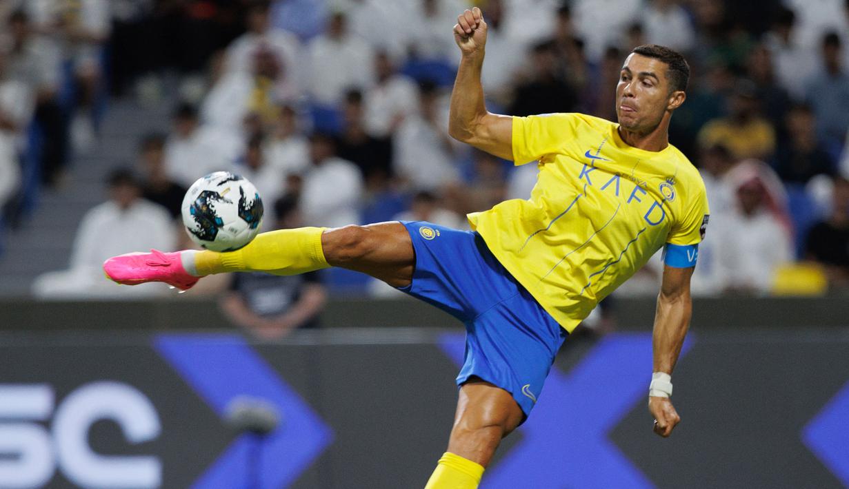 Pemain Al-Nassr, Cristiano Ronaldo berusaha mencetak gol ke gawang Al-Shabab pada laga Grup C Piala AFC 2023 di King Fahd Stadium, Taif, Arab Saudi, 28 Juli 2023. (AFP)