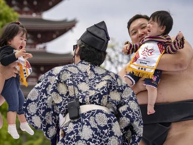 Budaya “Crying Baby Sumo” atau dikenal sebagai Naki Sumo Festival merupakan tradisi unik dari negara Jepang yang melibatkan bayi dan pegulat Sumo. (AFP/Yuichi Yamazaki)