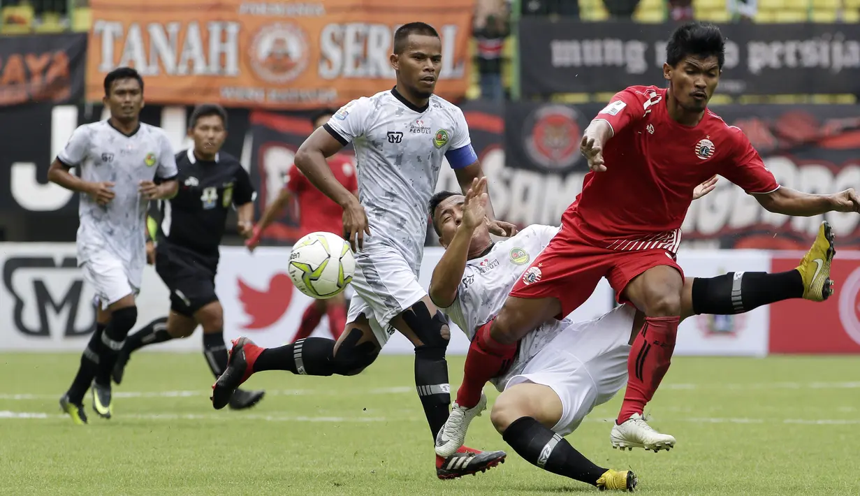 Striker Persija Jakarta, Heri Susanto, menghindari tekel saat melawan TIRA Persikabo pada laga Piala Indonesia di Stadion Patriot, Bekasi, Kamis (21/2). Persija menang 2-0 atas TIRA Persikabo. (Bola.com/Yoppy Renato)