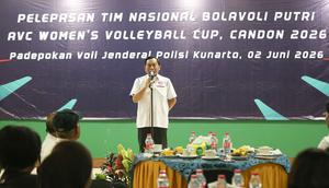 Ketua Umum Pengurus Pusat Persatuan Bola Voli Seluruh Indonesia (PP PBVSI), Imam Sudjarwo memberikan sambutan pada pelepasan Timnas voli putri Indonesia di Padepokan Voli Jenderal Polisi Kunarto, Sentul, Jawa Barat, Selasa (2/6/2026). (Bola.com/Abdul Aziz)