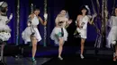 Sejumlah atlet paralympian, Kaede Maegawa, Hitomi Onishi dan Sayaka Murakami berpose pada akhir fashion show bertajuk "Amputee Venus Show" di Tokyo, Selasa (25/8/2020). Acara tersebut menandai pembukaan Paralympic Games yang ditunda hingga 24 Agustus 2021 mendatang. (AP Photo/Hiro Komae)