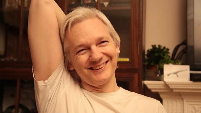 Foto yang diunggah Julian Assange, pendiri WikiLeaks, usai pencabutan dakwaan pemerkosaan yang dituduhkan kepadanya