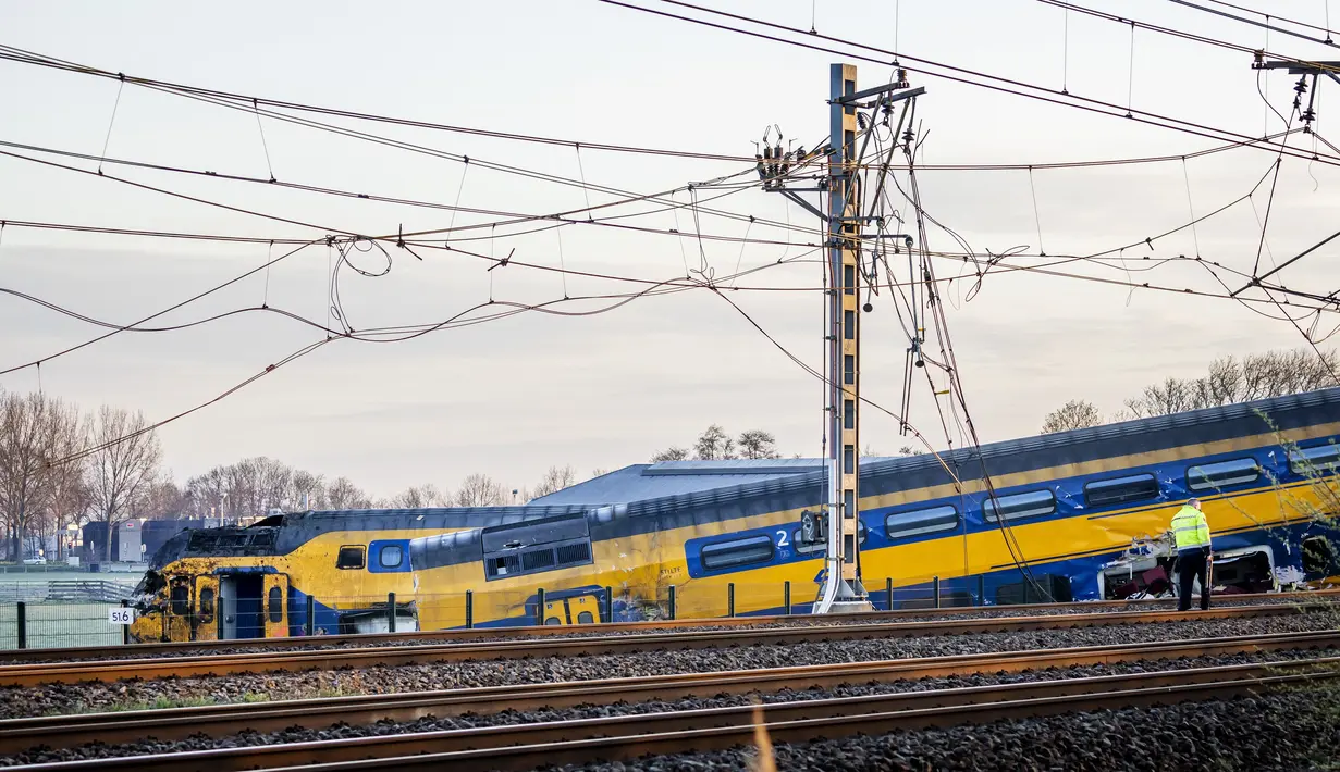 Layanan darurat bekerja di lokasi kereta yang tergelincir di Voorschoten, pada 4 April 2023. (Remko de Waal/ANP/AFP)