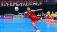 Pemain Timnas Futsal Indonesia, Samuel Eko berusaha mencetak gol ke gawang Jepang dalam laga semifinal Piala Asia Futsal 2026 di Indonesia Arena, Senayan, Jakarta, Kamis (05/02/2026). (Bola.com/Bagaskara Lazuardi)