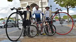 Pembalap sepeda Inggris, Mark Beaumont berpose di Arc de Triomphe, Paris, setelah menyelesaikan tur keliling dunia selama 78 hari, Senin (18/9). Mark melakukan perjalanan tanpa pendamping khusus alias bersepeda sendirian. (CHRISTOPHE ARCHAMBAULT / AFP)