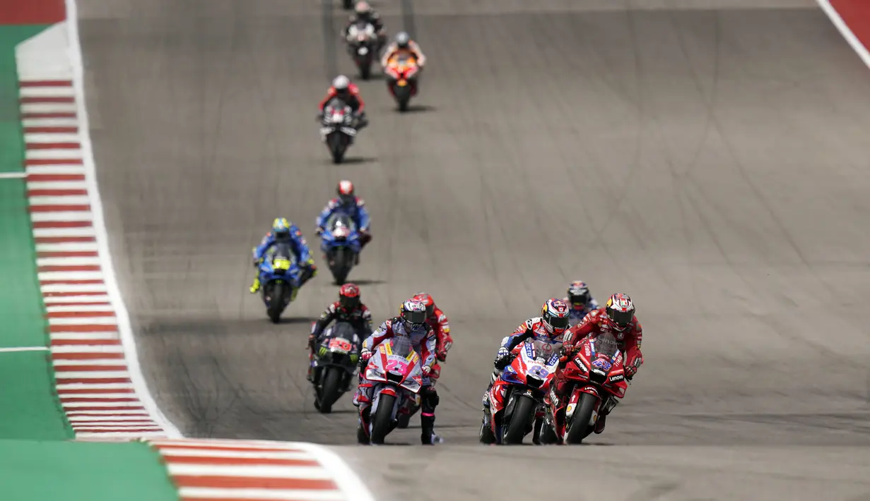 Enea Bastianini (23), Jorge Martin (89), dan Jack Miller (43) memimpin balapan MotoGP Amerika Serikat di Circuit of the Americas, Austin, Texas, Amerika Serikat, 10 April 2022. Enea Bastianini juara satu, Alex Rins juara dua, dan Jack Miller juara tiga. (AP Photo/Eric Gay)