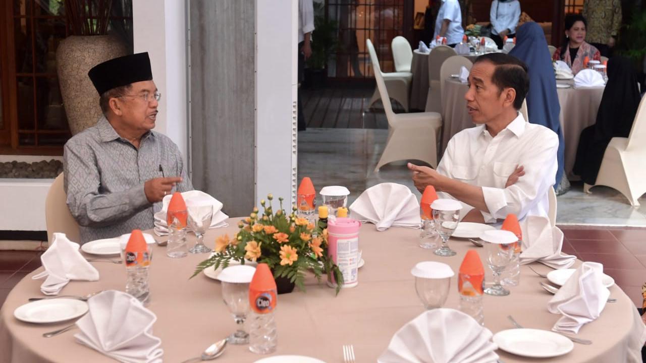 Presiden Jokowi bertamu ke kediaman Wakil Presiden Jusuf Kalla di Kota Makassar, Sulawesi Selatan. (Biro Pers)