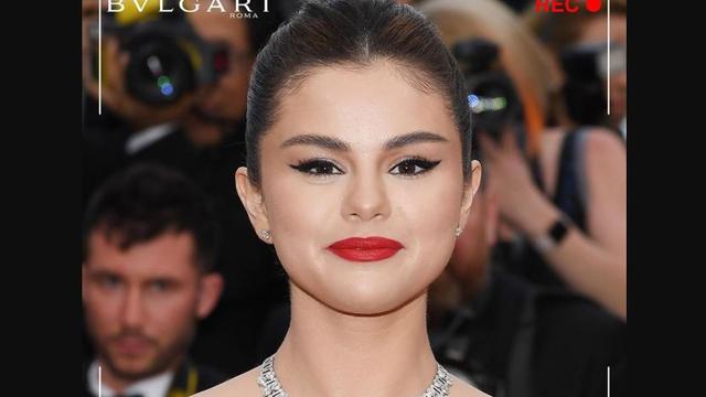 Berkilau di Karpet Merah Cannes, Perhiasan Selena Gomez Pancing Tanda Tanya