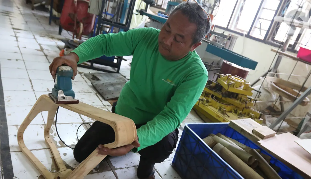 Pekerja sedang menata sepeda kayu di Gedung LIPI , Cibinong, Kabupaten Bogor, Jawa Barat, Rabu (30/10/2019). Jenis sepeda ini di buat dari kayu solid dan jati. (Liputan6.com/Herman Zakharia)