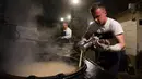 Karyawan memasukkan adonan donat khas Spanyol atau churros ke dalam minyak panas di restoran dessert tradisional La Manueta, Pamplona, Spanyol, Rabu (10/7/2019). Tekstur churros yang seperti donat membuatnya sangat cocok dicelup saus atau hanya diberi taburan gula halus. (JAIME REINA/AFP)