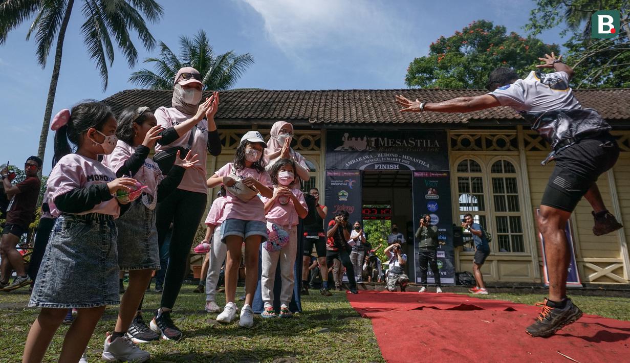 Terikan dan dukungan dari orang-orang terdekat memecut langkah para peserta untuk menyelesaikan lomba. (Bola.com/Bagaskara Lazuardi)