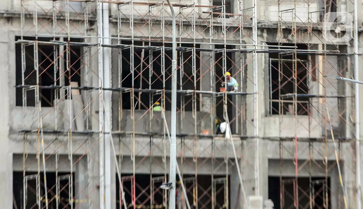 Pekerja menyelesaikan pembangunan proyek Meikarta, Cikarang, Kabupaten Bekasi, Jawa Barat, Selasa (14/2/2023). Sampai akhir tahun 2022, Meikarta telah menyalurkan 4.200 unit apartemen. (Liputan6.com/Faizal Fanani)