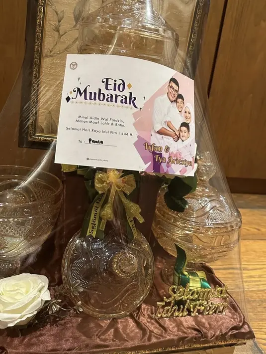 Tya Ariesta pun memberikan hampes mewah, seperti toples terbuat dari kaca lengkap dengan kartu ucapan dengan gambar keluarganya. Credit: Instagram (@paula_verhoeven)