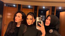 Momen bahagia ini diabadikan dalam beberapa foto yang memperlihatkan keakraban keluarga. Semua anggota keluarga tampil kompak dengan busana serba hitam, menciptakan kesan elegan dalam setiap jepretan. Linda sendiri tampak begitu berseri-seri saat berpose dengan kue ulang tahunnya, menikmati kebersamaan di hari spesialnya. (Liputan6.com/IG/@linda_darmawan03)