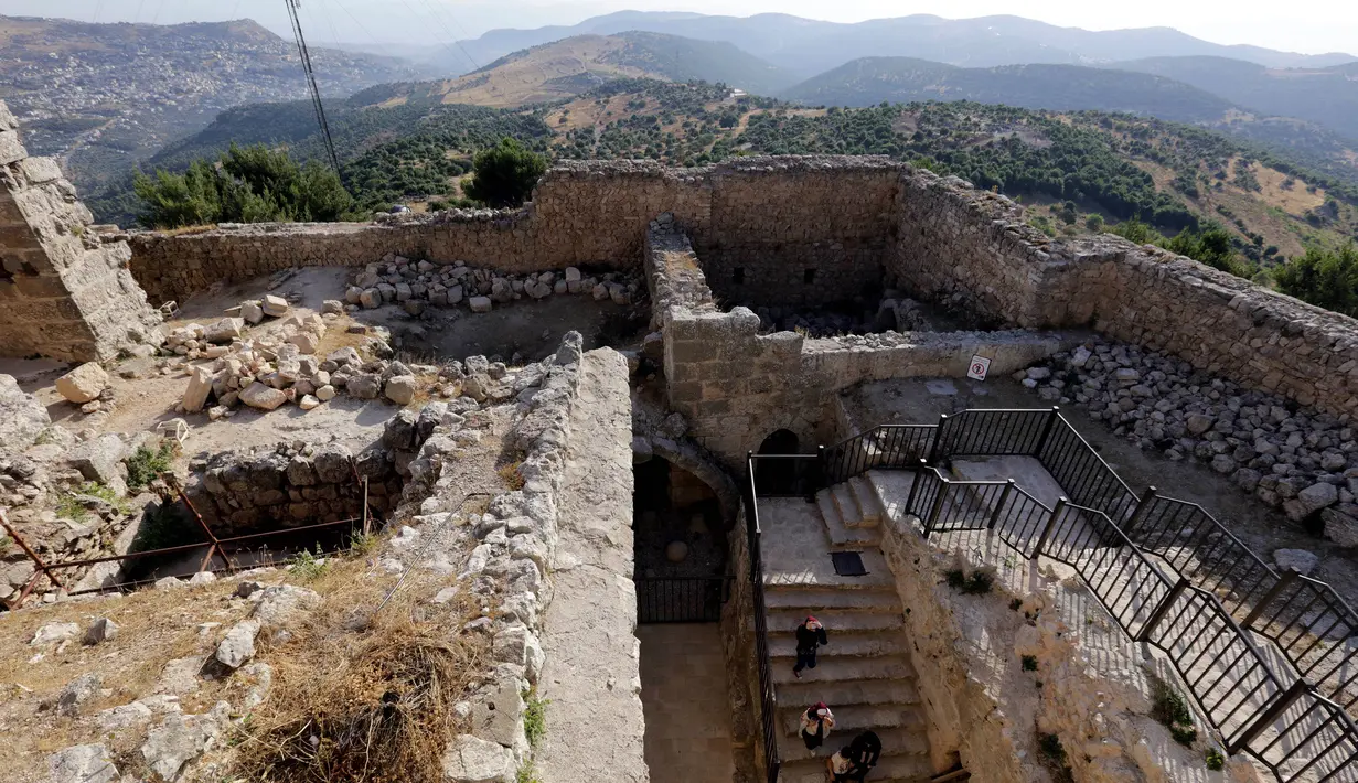 Sejumlah wisatawan mengunjungi Kastil Ajloun yang bersejarah di Ajloun, sekitar 73 km sebelah utara Kota Amman, Yordania, pada 19 Juli 2020. Kastil Ajloun adalah kastil abad ke-12 yang terletak di Yordania barat laut. (Xinhua/Mohammad Abu Ghosh)