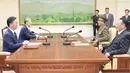 Kepala Keamanan Nasional Korsel, Kim Kwan-jin (kedua kiri) berbincang dengan ajudan militer Korut Hwang Pyong  saat pertemuan terkait penanaman ranjau darat di Zona Demiliterisasi, di Istana Presiden Korsel, Selasa (25/8/2015). (REUTERS/Yonhap)