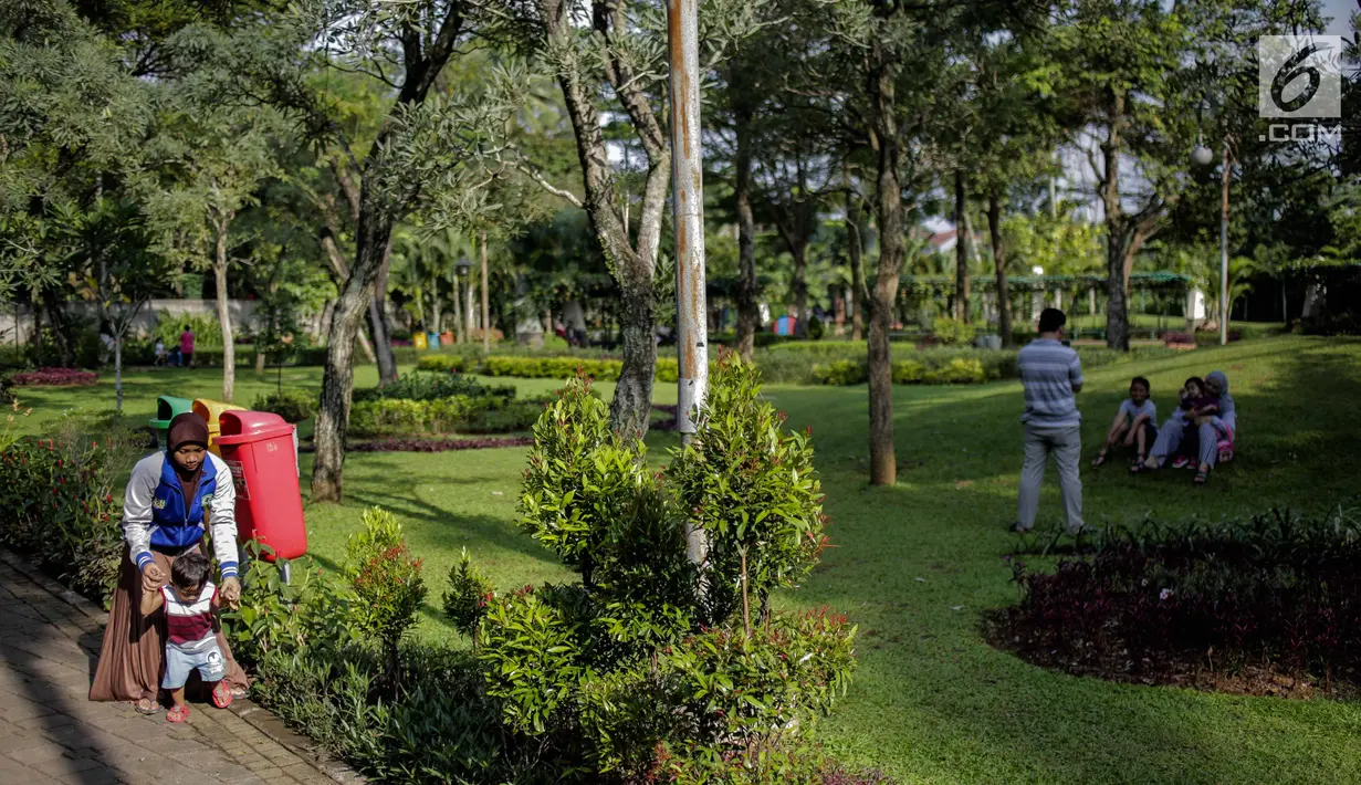 Sejumlah warga berekreasi di Taman Tabebuya, Jagakarsa, Jakarta, Kamis (14/3). Dinas Kehutanan DKI Jakarta menganggarkan Rp 130 miliar untuk membangun 53 Taman Maju Bersama (TMB) di tahun 2019. (Liputan6.com/Faizal Fanani)