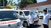 Wali Kota Bengkulu Helmi Hasan bersama Wakil wali kota Dedy Wahyudi merilis 12 unit ambulans baru untuk melayani masyarakat. (Liputan6.com/Yuliardi Hardjo)