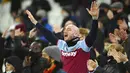 Suporter West Ham United memberi dukungan saat menyaksikan pertandingan melawan Manchester United di Stadion London, Sabtu (5/12/2020). (Justin Setterfield/Pool Via AP)