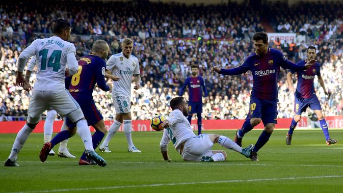 Lionel Messi menciptakan kemelut di pertahanan Real Madrid (JAVIER SORIANO / AFP)