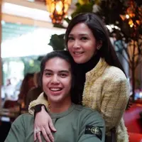 Maia Estianty dan El Rumi saat berada di London, Inggris (Instagram/@maiaestiantyreal)