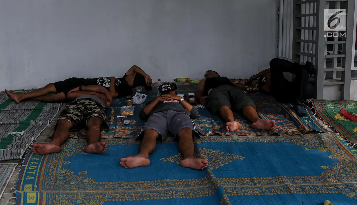 Sejumlah pemudik beristirahat sejenak di halaman rest area Tol Timur - Palimanan - Kanci,  Cirebon, Jawa Barat, Sabtu (1/7). Pada H+6 Lebaran pengguna jalan tol memanfaatkan rest area untuk makan, tidur sejenak. (Liputan6.com/Faizal Fanani)