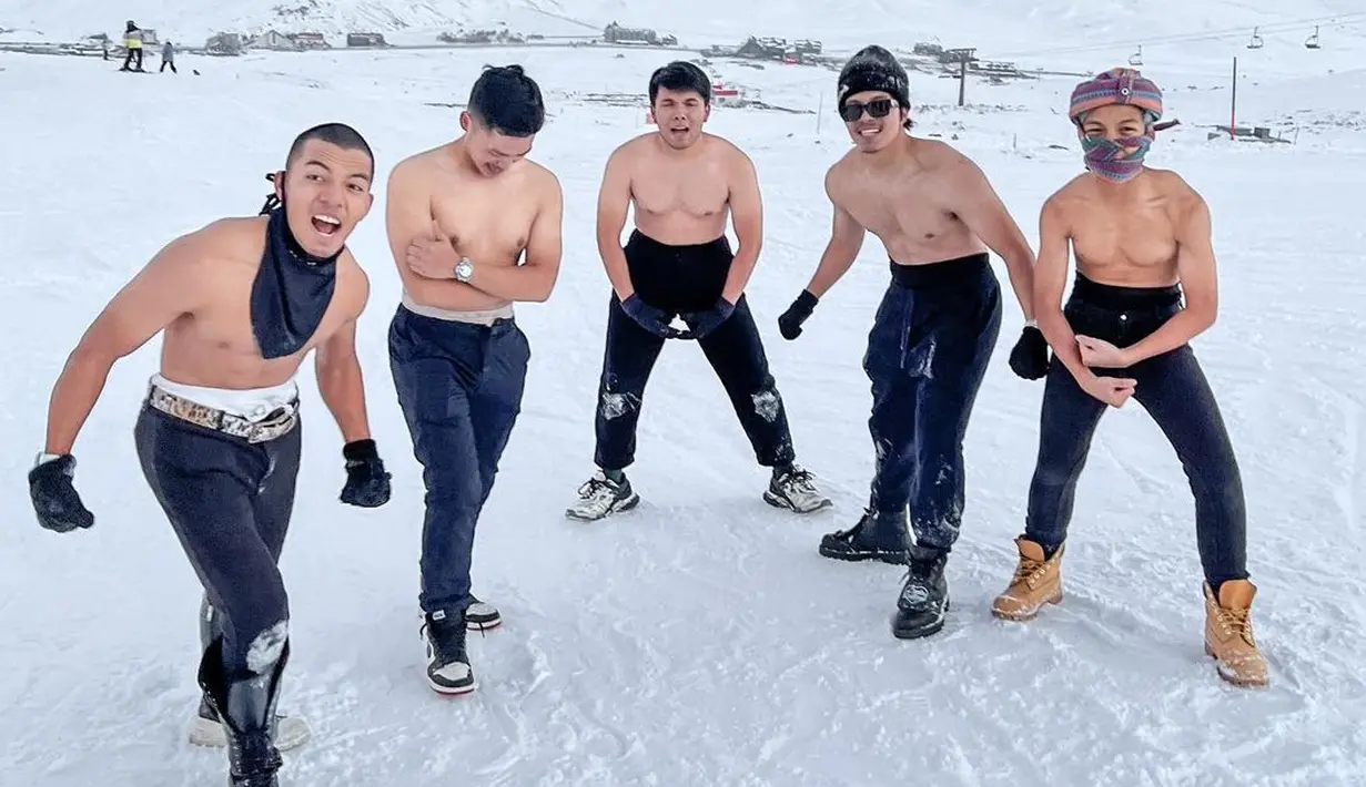 Kali ini tidak sedang berolahraga, Atta bersama Saai, Thariq, Muntaz, dan Azriel adik sang istri kompak tampil top-less di tengah hamparan salju. Foto: Instagram.