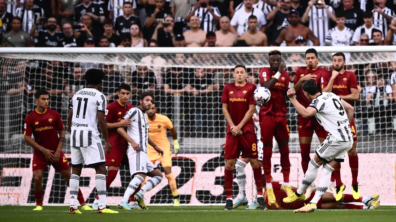 Vlahovic mencetak gol saat Juventus melawan Roma di Liga Italia 2022/2023