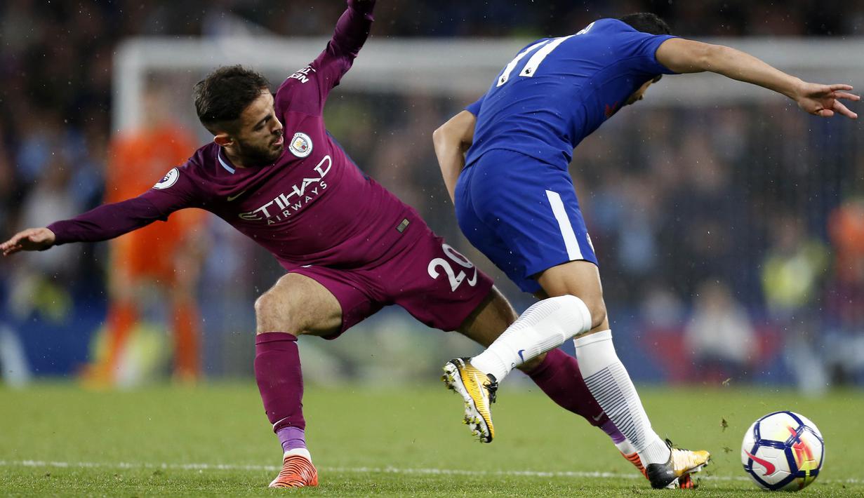 Gelandang Manchester City, Bernardo Silva, berusaha menekel gelandang Chelsea, Pedro, pada laga Premier League di Stadion Stamford Bridge, London, Sabtu (30/9/2017). Chelsea kalah 0-1 dari City. (AFP/Ian Kington)