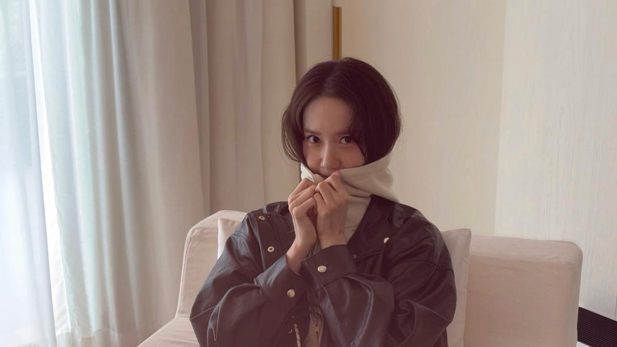 Fashion Yoona SNSD Padu Padan Jaket Kulit dan Hoodie Bernuansa Musim Gugur