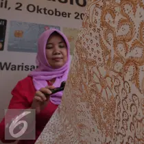 Pengrajin memperagakan keterampilannya membuat batik tulis dalam Peringatan Hari Batik Nasional di Museum Tekstil, Jakarta, Jumat (2/10/2015). Perayaan tersebut juga menampilkan produk batik dari berbagai daerah di Indonesia. (Liputan6.com/Angga Yuniar)