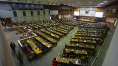 Anggota dewan mengikuti jalannya Sidang Paripurna DPR membahas revisi UU MD3 di Kompleks Parlemen, Senayan, Jakarta, (26/11). (ANTARA FOTO/Ismar Patrizki)